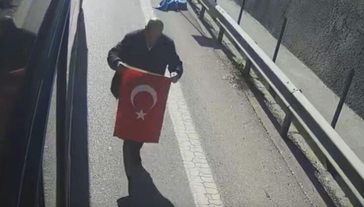 "Bayrak ayak altında olmaz" diyerek otobüsü durdurdu