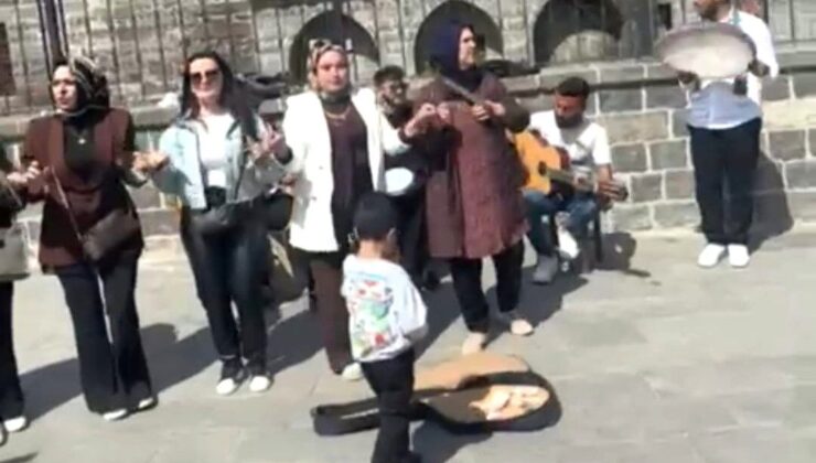 Diyarbakır'ın sokak şarkıcıları coşturuyor