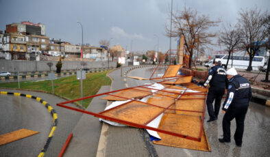 Gaziantep’te fırtına ve sağanak enerji hatlarını vurdu