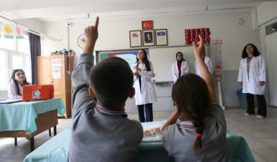 Genç sağlıkçılar köylerdeki çocuklara ilk yardım eğitimi verdi