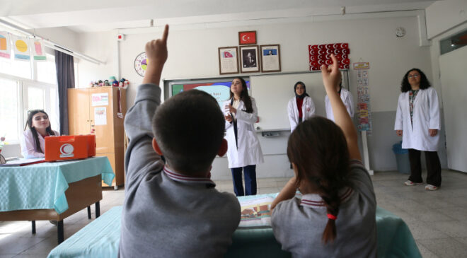 Genç sağlıkçılar köylerdeki çocuklara ilk yardım eğitimi verdi