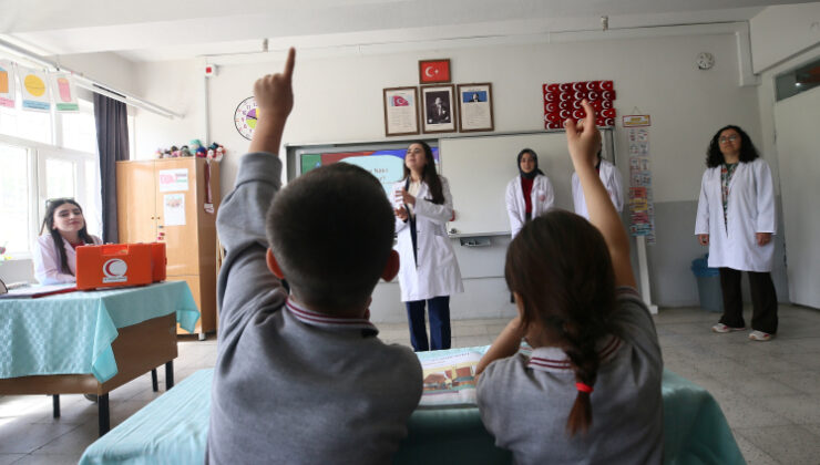 Genç sağlıkçılar köylerdeki çocuklara ilk yardım eğitimi verdi