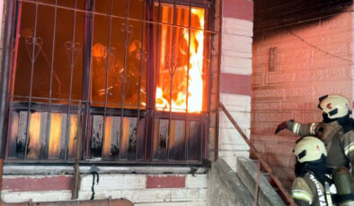 İstanbul’da 4 katlı binada yangın paniği: Mahsur kalanlar böyle kurtarıldı