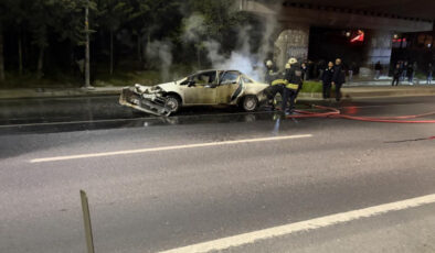 Otomobil, kaza sonrası alev topuna döndü