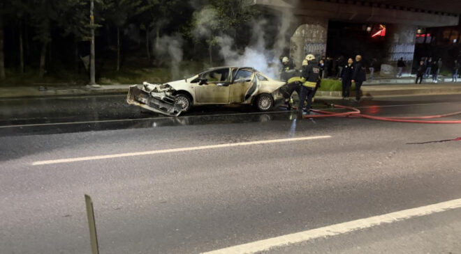Otomobil, kaza sonrası alev topuna döndü