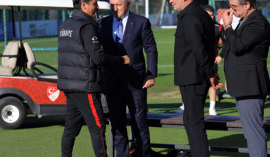 Bakan Bak'tan A Milli Futbol Takımı'na ziyaret