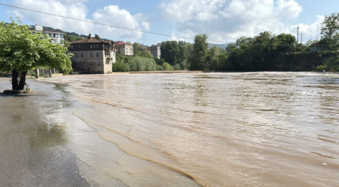Bartın Irmağı taştı, bazı bölgeler su altında kaldı