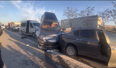 İstanbul’da 4 araç zincirleme kaza yaptı