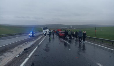 Aksaray’da zincirleme kaza: Yolcu otobüsü 10 araca çarptı