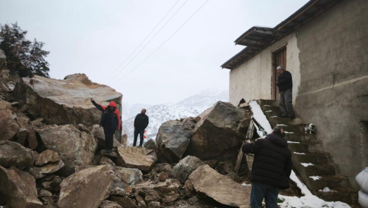 Gümüşhane’de dev kayalar yolu kapattı, evler boşaltıldı