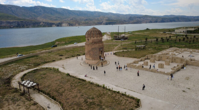 Tarihi Hasankeyf ilçesi bayramda ilgi odağı oldu