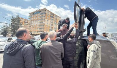 Diyarbakır’da otomobil yan yattı
