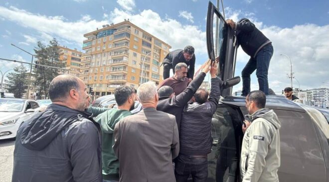 Diyarbakır’da otomobil yan yattı