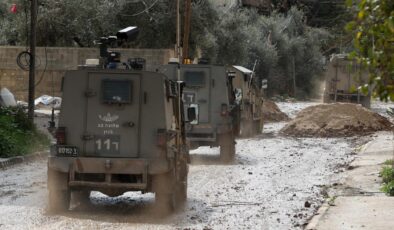 İşgalci İsrail ordusu, Batı Şeria’daki Cenin Mülteci Kampı’nda 3 evi ateşe verdi