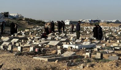 Filistin topraklarını gasbeden İsrailliler, Batı Şeria’da mezar taşlarını tahrip etti