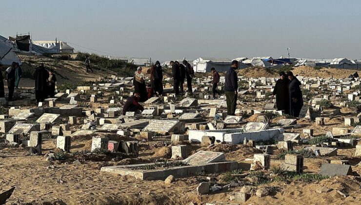 Filistin topraklarını gasbeden İsrailliler, Batı Şeria’da mezar taşlarını tahrip etti