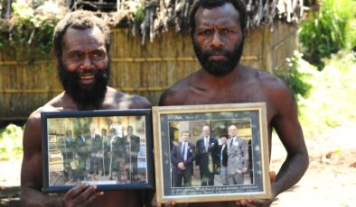 Pasifik Okyanusu’ndaki Uzak Bir Adada Yaşayan Bir Kabile, Prens Philip’in Tanrı Olduğuna Nasıl İnandı?