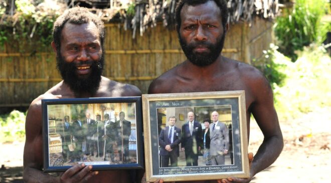 Pasifik Okyanusu’ndaki Uzak Bir Adada Yaşayan Bir Kabile, Prens Philip’in Tanrı Olduğuna Nasıl İnandı?