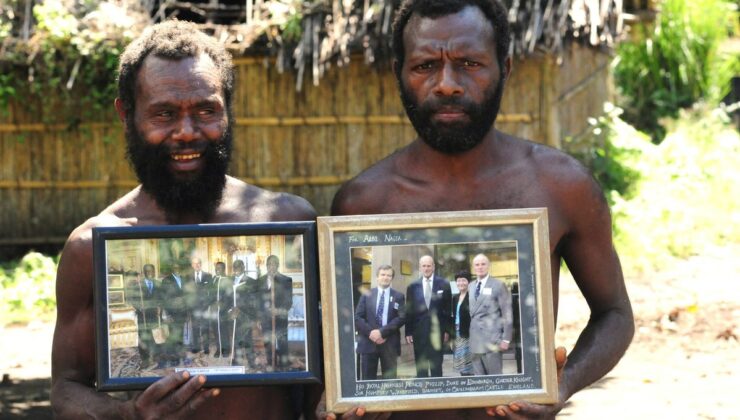 Pasifik Okyanusu’ndaki Uzak Bir Adada Yaşayan Bir Kabile, Prens Philip’in Tanrı Olduğuna Nasıl İnandı?