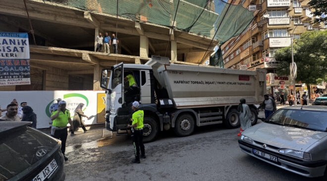 Hafriyat kamyonu ortalığı savaş alanına çevirdi