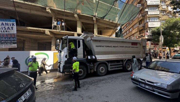Hafriyat kamyonu ortalığı savaş alanına çevirdi