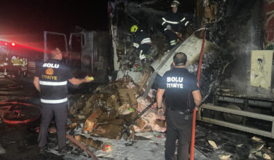 Tavuk eti yüklü tır küle döndü