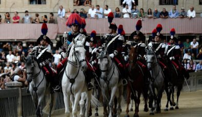 İtalya’da resmi geçit törenine katılacak süvari birliğinin atları kaçtı