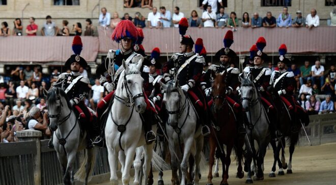 İtalya’da resmi geçit törenine katılacak süvari birliğinin atları kaçtı