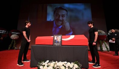 Usta oyuncu Kadir İnanır, son yolculuğuna uğurlanıyor