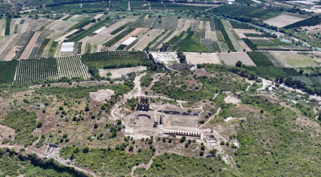 Aspendos'un 2 bin yıllık tiyatro caddesi gün yüzüne çıkarıldı