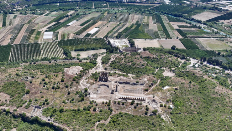 Aspendos'un 2 bin yıllık tiyatro caddesi gün yüzüne çıkarıldı