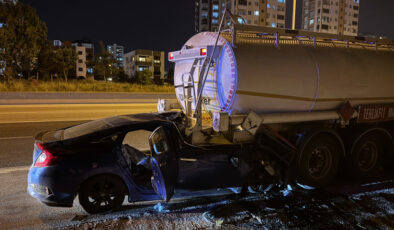 Adana’da otomobil tıra çarptı: Baba öldü, 2 çocuğu yaralandı