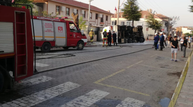 Devrilen akaryakıt tankerindeki sızıntı kontrol altına alındı