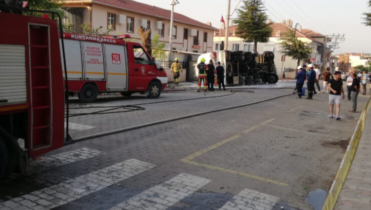 Devrilen akaryakıt tankerindeki sızıntı kontrol altına alındı