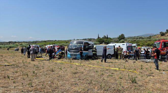 Midibüs ile panelvan çarpıştı: 1 can kaybı, 10 yaralı