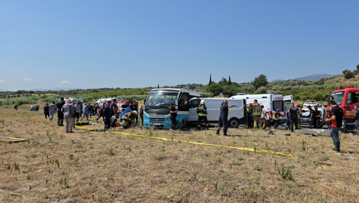 Midibüs ile panelvan çarpıştı: 1 can kaybı, 10 yaralı