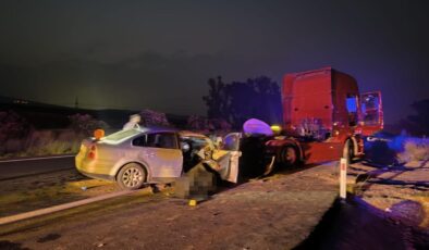Adana'da otomobil park halindeki tıra çarptı: 2 ölü