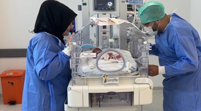 Anne karnındaki müdahale ayrık omurgalı bebeğin sağlıklı doğmasını sağladı