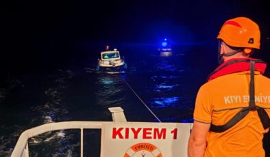 Çanakkale Boğazı'nda arızalanıp sürüklenen tekne kurtarıldı