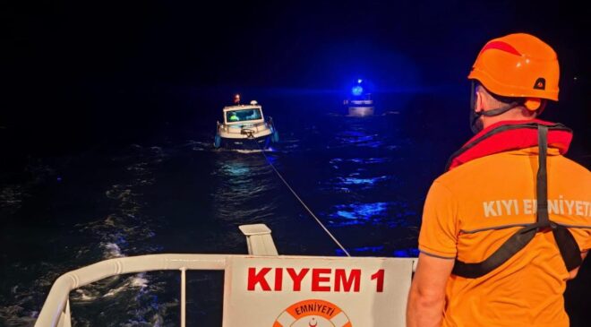 Çanakkale Boğazı'nda arızalanıp sürüklenen tekne kurtarıldı
