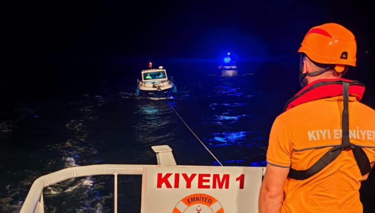 Çanakkale Boğazı'nda arızalanıp sürüklenen tekne kurtarıldı