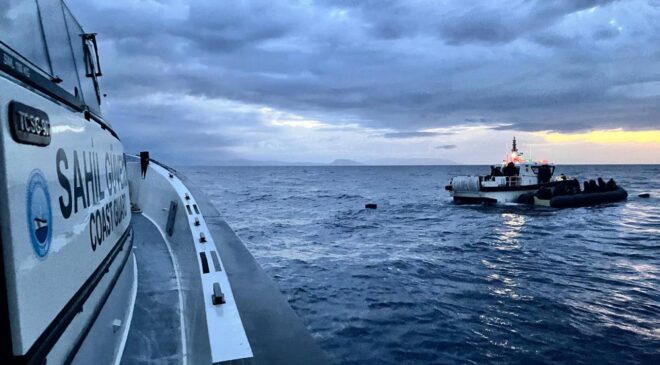 İzmir açıklarında 14 düzensiz göçmen yakalandı