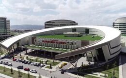 Erzurum Şehir Hastanesi'nde canlı yayında kolon ameliyatı yapıldı
