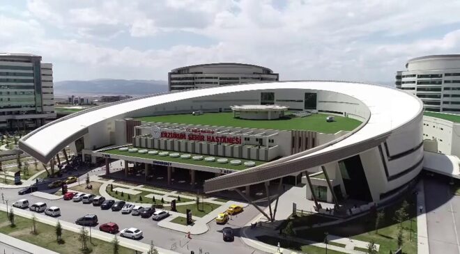 Erzurum Şehir Hastanesi'nde canlı yayında kolon ameliyatı yapıldı
