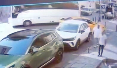 Fatih’te geri kayan otobüs iş yerine çarptı
