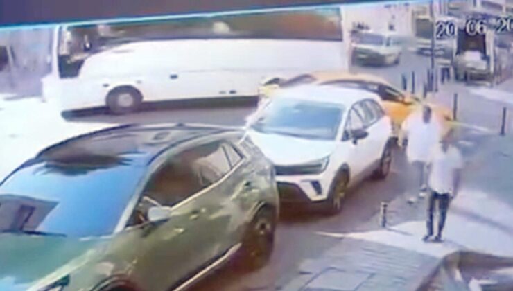 Fatih’te geri kayan otobüs iş yerine çarptı