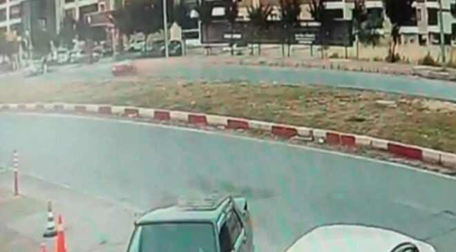 Yayalara çarpan otomobil site bahçesine devrildi: 1’i ağır 3 yaralı