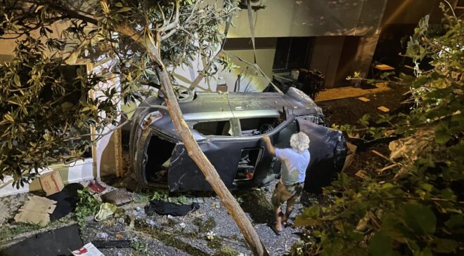 Kocaeli’de otomobil apartman boşluğuna devrildi: 2 yaralı