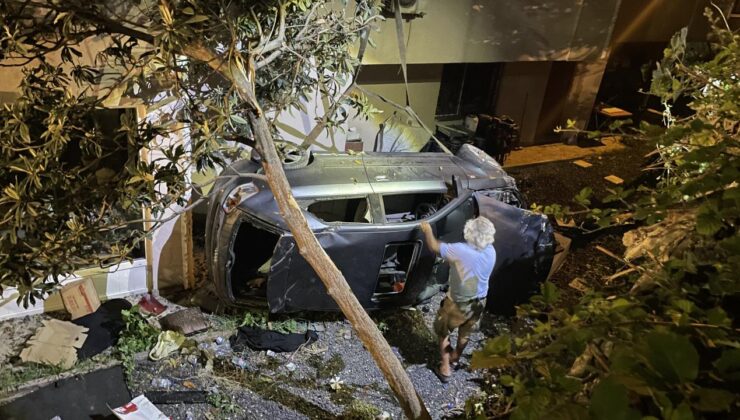 Kocaeli’de otomobil apartman boşluğuna devrildi: 2 yaralı