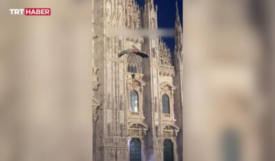 Milano’da Filistin bayrağı renklerindeki paraşütüyle Duomo Katedrali’nden atladı